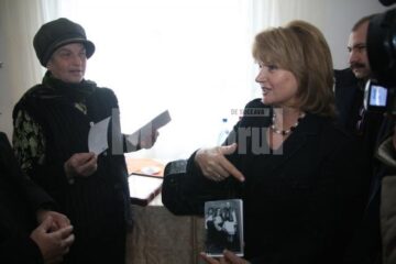 Donații: Maria Băsescu a împărțit paturi familiilor sinistrate din Șerbăuți