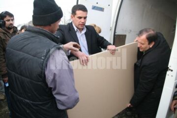 Donații: Maria Băsescu a împărțit paturi familiilor sinistrate din Șerbăuți