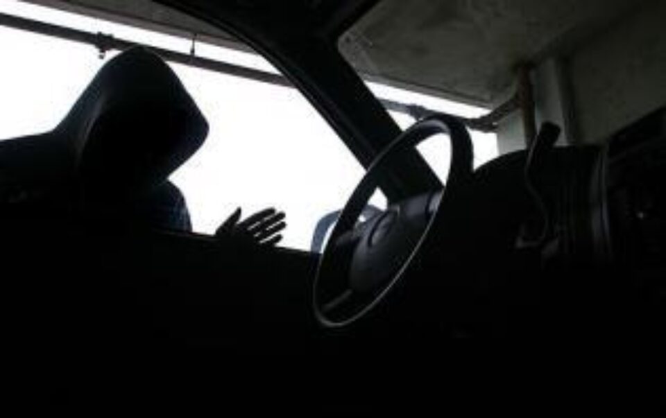 Furturi în familie: Mașinile a doi frați, „topite” de o grupare de hoți, la un an distanță