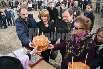 Donații: Maria Băsescu a împărțit paturi familiilor sinistrate din Șerbăuți