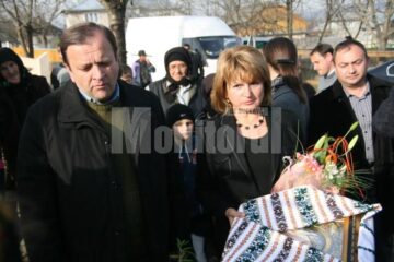 Donații: Maria Băsescu a împărțit paturi familiilor sinistrate din Șerbăuți