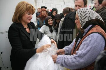 Donații: Maria Băsescu a împărțit paturi familiilor sinistrate din Șerbăuți