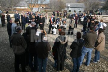 Donații: Maria Băsescu a împărțit paturi familiilor sinistrate din Șerbăuți