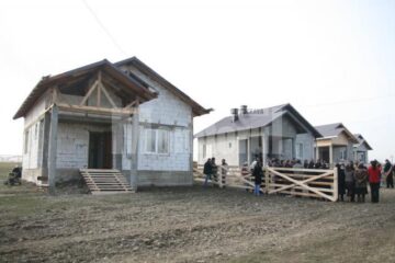 Donații: Maria Băsescu a împărțit paturi familiilor sinistrate din Șerbăuți