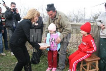 Donații: Maria Băsescu a împărțit paturi familiilor sinistrate din Șerbăuți