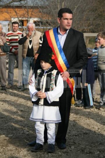 Donații: Maria Băsescu a împărțit paturi familiilor sinistrate din Șerbăuți