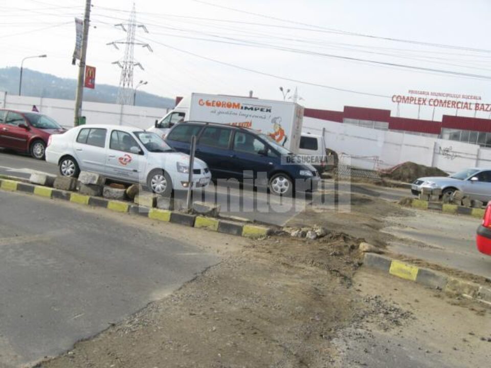 Șanțul rămas în urma săpaturilor făcute noaptea îngreunează traficul rutier