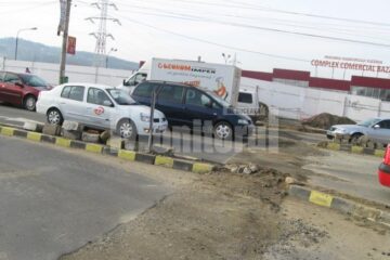 Șanțul rămas în urma săpaturilor făcute noaptea îngreunează traficul rutier