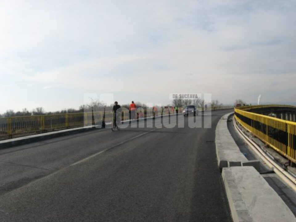 Trafic: Podul rutier de la Dornești a fost redeschis circulației în lipsa autorităților