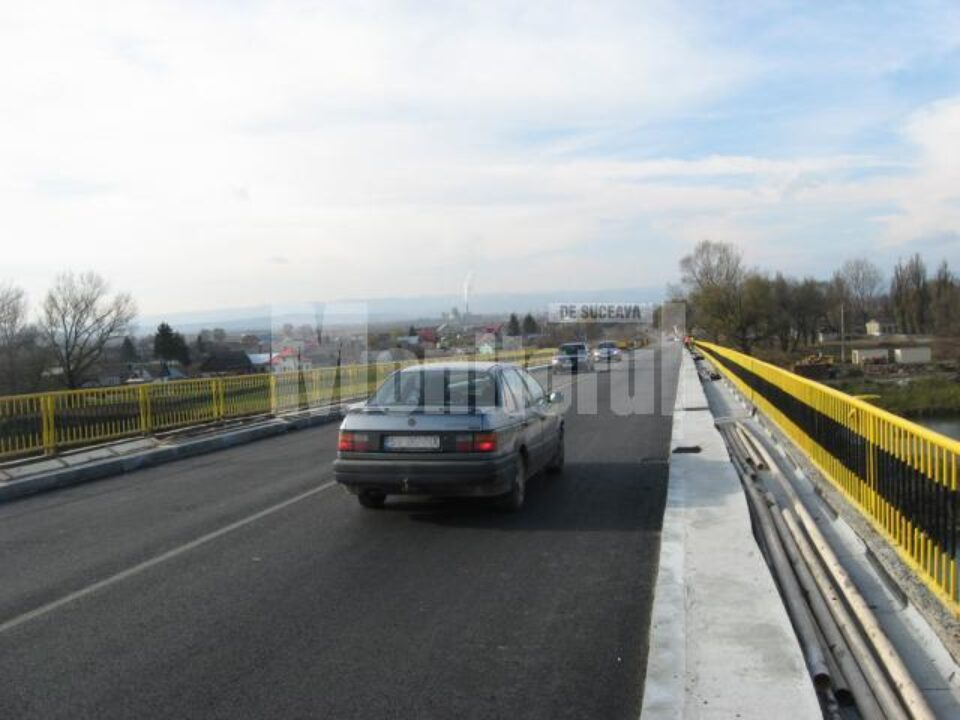 Podul rutier de pe DN 17 A de peste râul Suceava care face legătura între Rădăuți și Siret a fost redeschis circulației rutiere