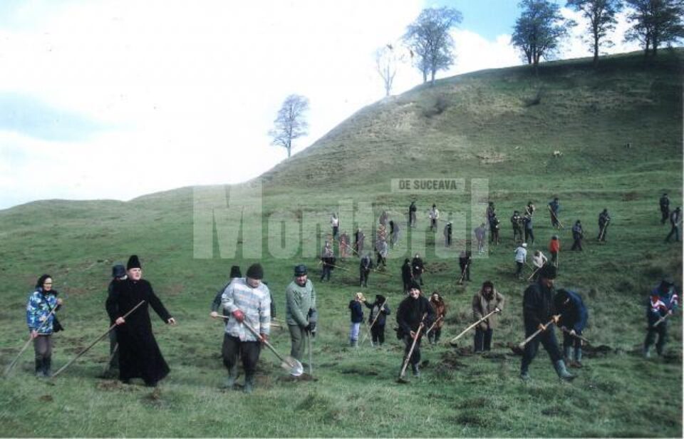 Peste o sută de oameni muncesc la igienizarea pășunii din Ilișești