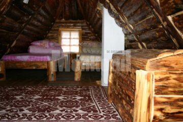 Turiștii își pot așeza lucrurile înainte de culcare în lada de lemn