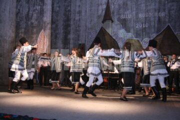 Balul Bobocilor: Petrecere ca-n Bucovina în „bătătura” Colegiului de Artă din Suceava