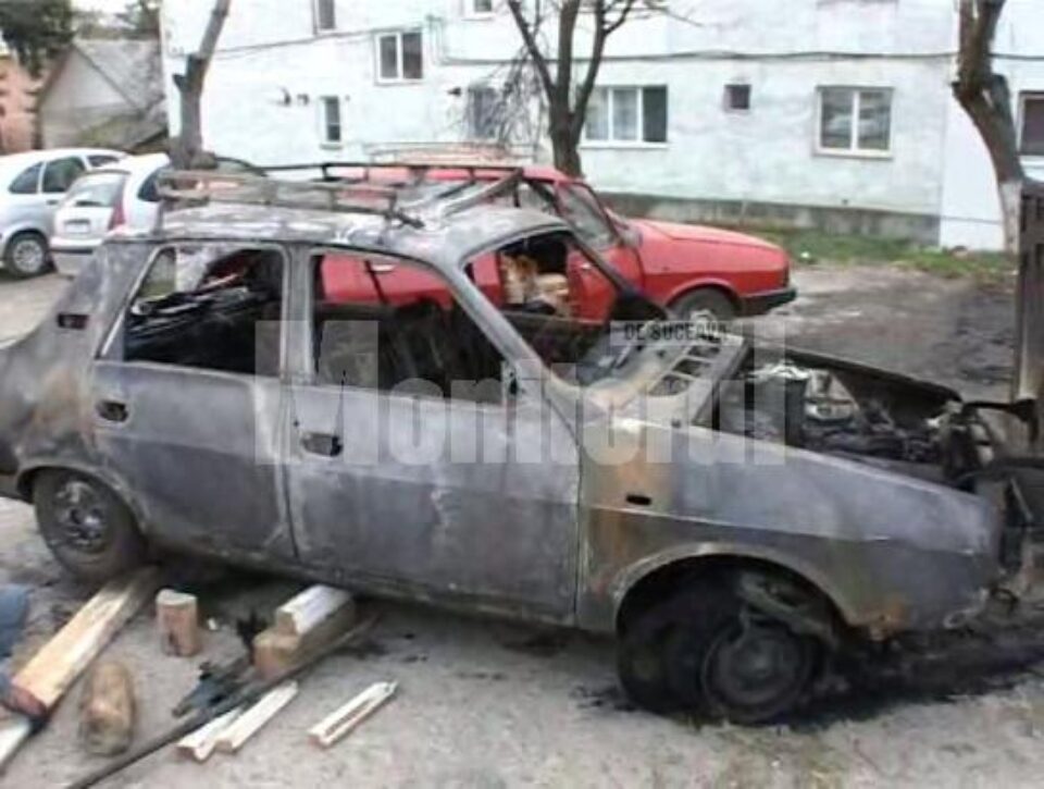 Parcare periculoasă: Mașină distrusă de flăcări, de la o țigară aprinsă aruncată în buncărul de gunoi