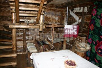 Turiștii pot admira războiul de țesut, adus de la un sătean din Breaza