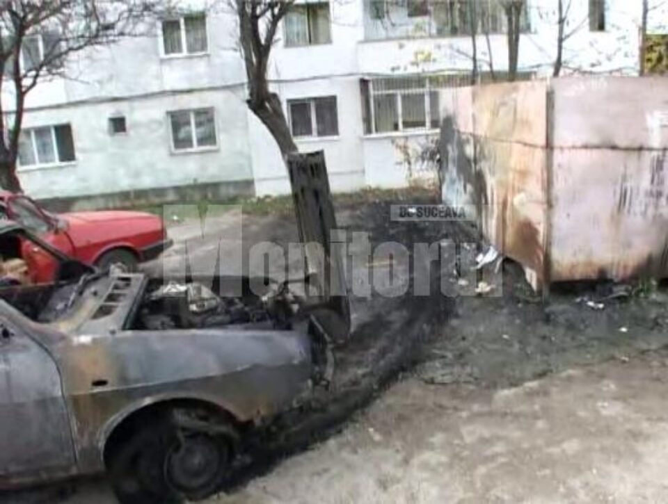 Parcare periculoasă: Mașină distrusă de flăcări, de la o țigară aprinsă aruncată în buncărul de gunoi