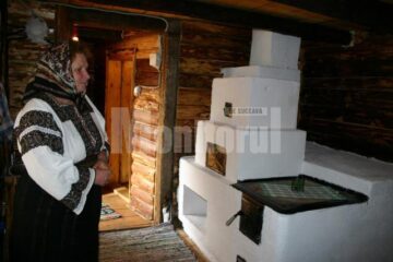 Viorica Macovei spune că turiștii pot coace pâine și cartofi în soba din casă