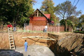Turnul de 50 de metri care va răsări din groapa săpată acum câteva săptămâni va fi la doar câțiva pași de casa din Vârfu Dealului a lui Niculai Bosancu