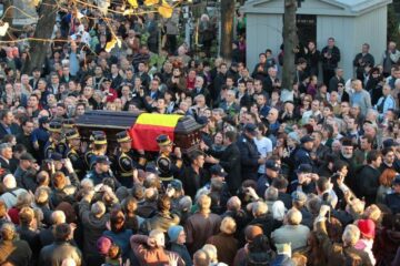 Mii de oameni au participat la funeraliile poetului Adrian Păunescu, la cimitirul Bellu din Bucuresti. Foto: MEDIAFAX