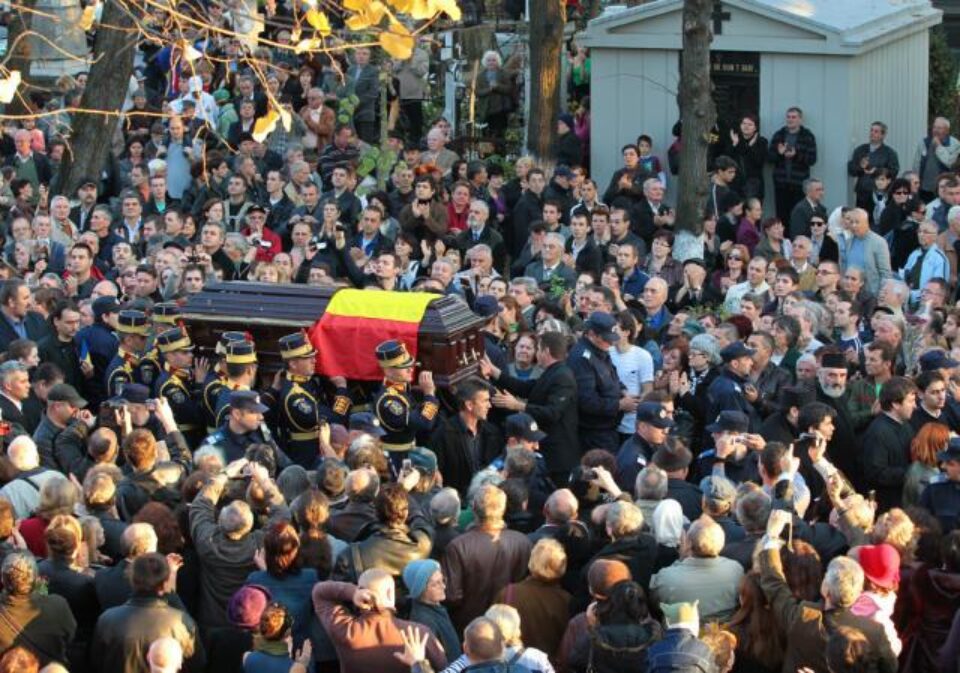 Mii de oameni au participat la funeraliile poetului Adrian Păunescu, la cimitirul Bellu din Bucuresti. Foto: MEDIAFAX Mii de oameni au participat la funeraliile poetului Adrian Păunescu, la cimitirul Bellu din Bucuresti. Foto: MEDIAFAX