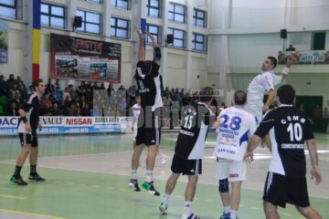 Handbal: Universitatea rămâne pe locul patru după victoria cu CSM București