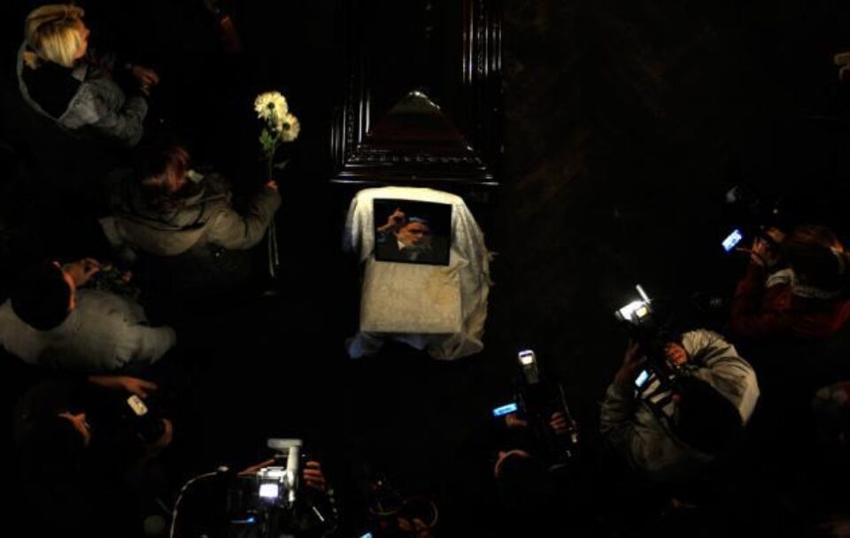Sicriul cu trupul neînsuflețit al poetului Adrian Păunescu a fost depus la sediul Uniunii Scriitorilor din Romania, de vineri până sâmbătă seara. Foto: MEDIAFAX