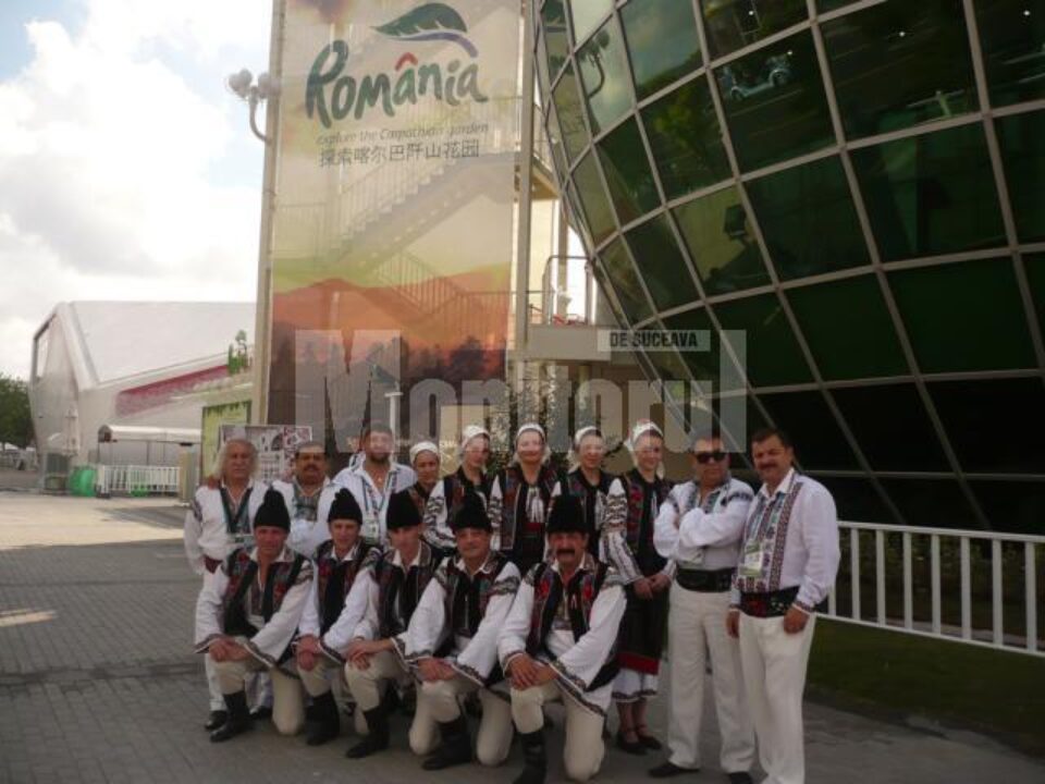 Ansamblul „Dorna Dorului”, în fața Pavilionului României de la Expoziția Mondială de la Shanghai