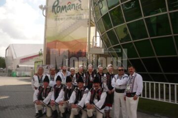 Ansamblul „Dorna Dorului”, în fața Pavilionului României de la Expoziția Mondială de la Shanghai