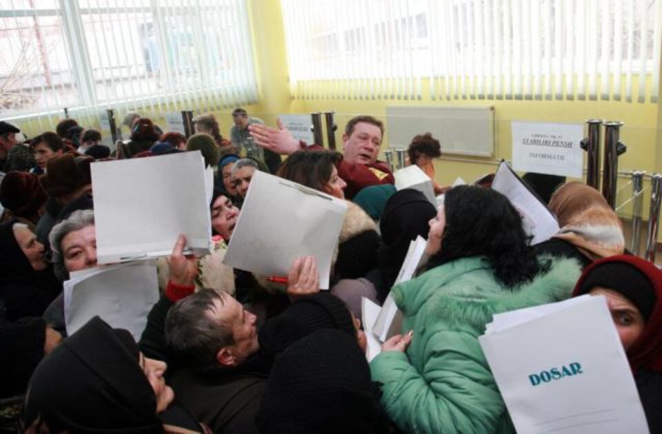 În urma verificărilor făcute s-a decis depensionarea a 2.197 de persoane. Foto: MEDIAFAX