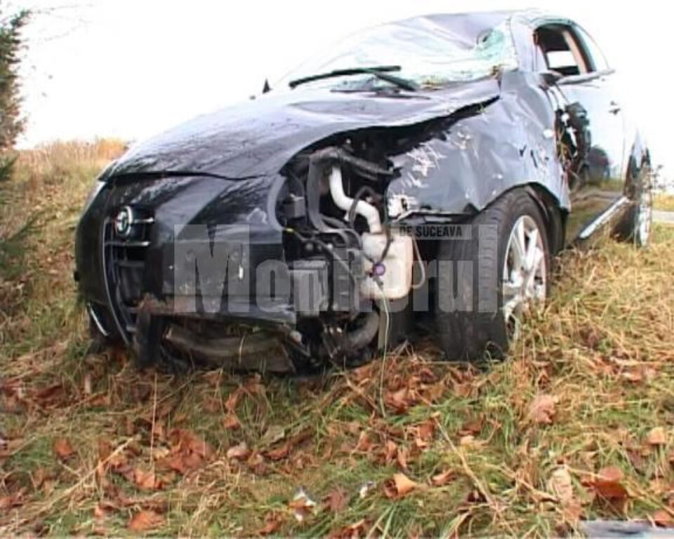 Deși a zburat cu mașina în jur de 15 metri, răsturnându-se de mai multe ori, în mod miraculos șoferul a scăpat cu viață Deși a zburat cu mașina în jur de 15 metri, răsturnându-se de mai multe ori, în mod miraculos șoferul a scăpat cu viață