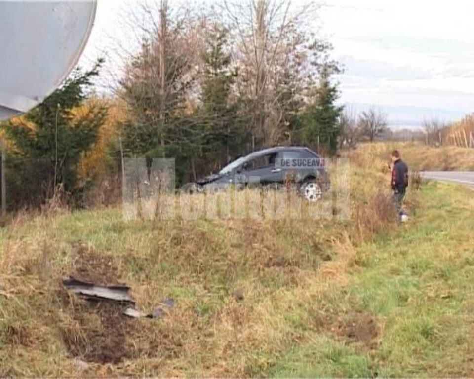 Deși a zburat cu mașina în jur de 15 metri, răsturnându-se de mai multe ori, în mod miraculos șoferul a scăpat cu viață