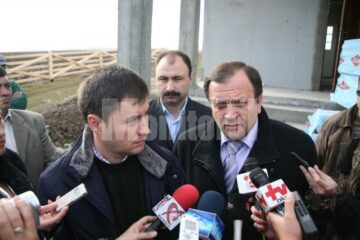 Inspecție: Ministrul de Interne a vizitat casele pentru sinistrați de la Șerbăuți, Dărmănești și Grănicești