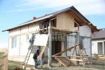 Inspecție: Ministrul de Interne a vizitat casele pentru sinistrați de la Șerbăuți, Dărmănești și Grănicești