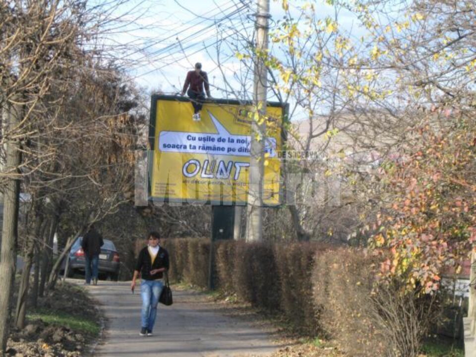 Nu întoarce capul!: Sinucigașul de pe panoul publicitar