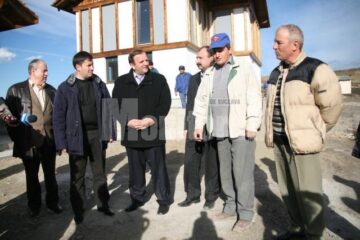 Ministrul de Interne, Traian Igaș, a vizitat ieri șantierele de construcții de locuințe pentru sinistrați din localitățile Șerbăuți, Dărmănești și Grănicești