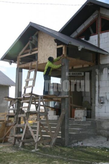 Inspecție: Ministrul de Interne a vizitat casele pentru sinistrați de la Șerbăuți, Dărmănești și Grănicești