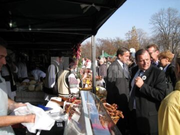 Bucureștenii au putut vedea o stână bucovineană și au putut degusta balmoș, brânză și caș