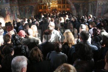 Lacrimi: Copii în tricouri albe, cu chipul lui Tudor Mîrza, la înmormântarea băiatului