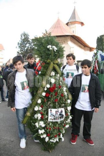 Lacrimi: Copii în tricouri albe, cu chipul lui Tudor Mîrza, la înmormântarea băiatului