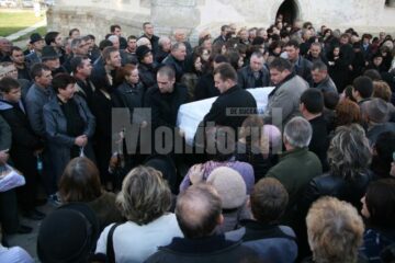 Lacrimi: Copii în tricouri albe, cu chipul lui Tudor Mîrza, la înmormântarea băiatului