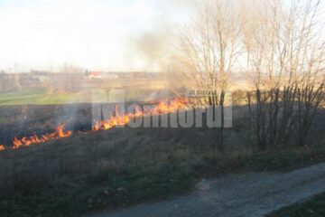 Incendiul a izbucnit din cauza folosirii focului deschis, lăsat nesupravegheat