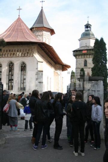 Lacrimi: Copii în tricouri albe, cu chipul lui Tudor Mîrza, la înmormântarea băiatului