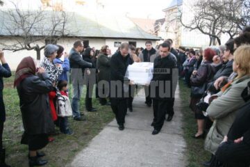 Lacrimi: Copii în tricouri albe, cu chipul lui Tudor Mîrza, la înmormântarea băiatului