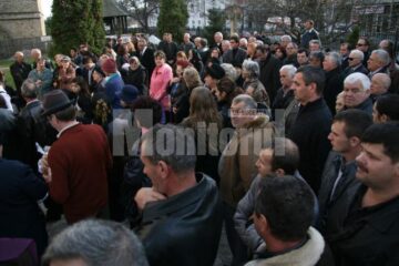 Lacrimi: Copii în tricouri albe, cu chipul lui Tudor Mîrza, la înmormântarea băiatului