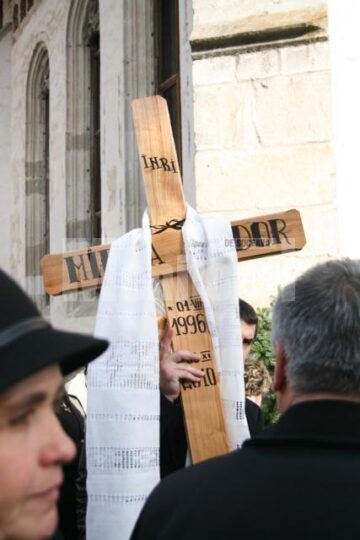 Lacrimi: Copii în tricouri albe, cu chipul lui Tudor Mîrza, la înmormântarea băiatului