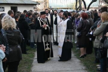 Lacrimi: Copii în tricouri albe, cu chipul lui Tudor Mîrza, la înmormântarea băiatului
