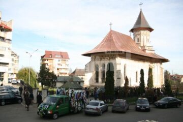 Lacrimi: Copii în tricouri albe, cu chipul lui Tudor Mîrza, la înmormântarea băiatului
