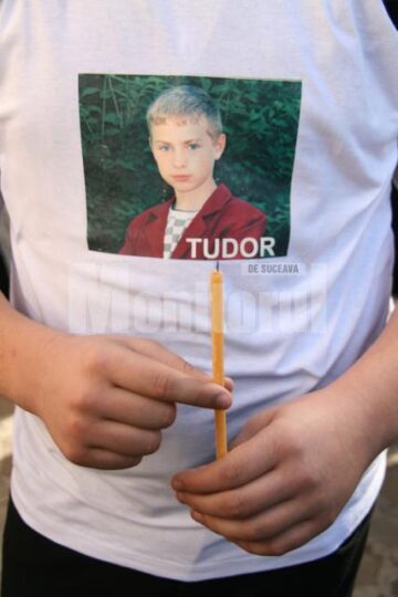 Lacrimi: Copii în tricouri albe, cu chipul lui Tudor Mîrza, la înmormântarea băiatului