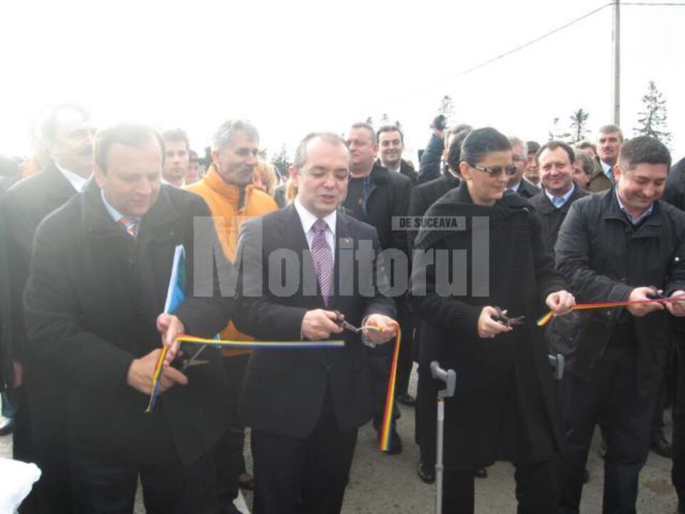 Gheorghe Flutur, Emil Boc și Anca Boagiu au tăiat panglica inaugurală a DN 17