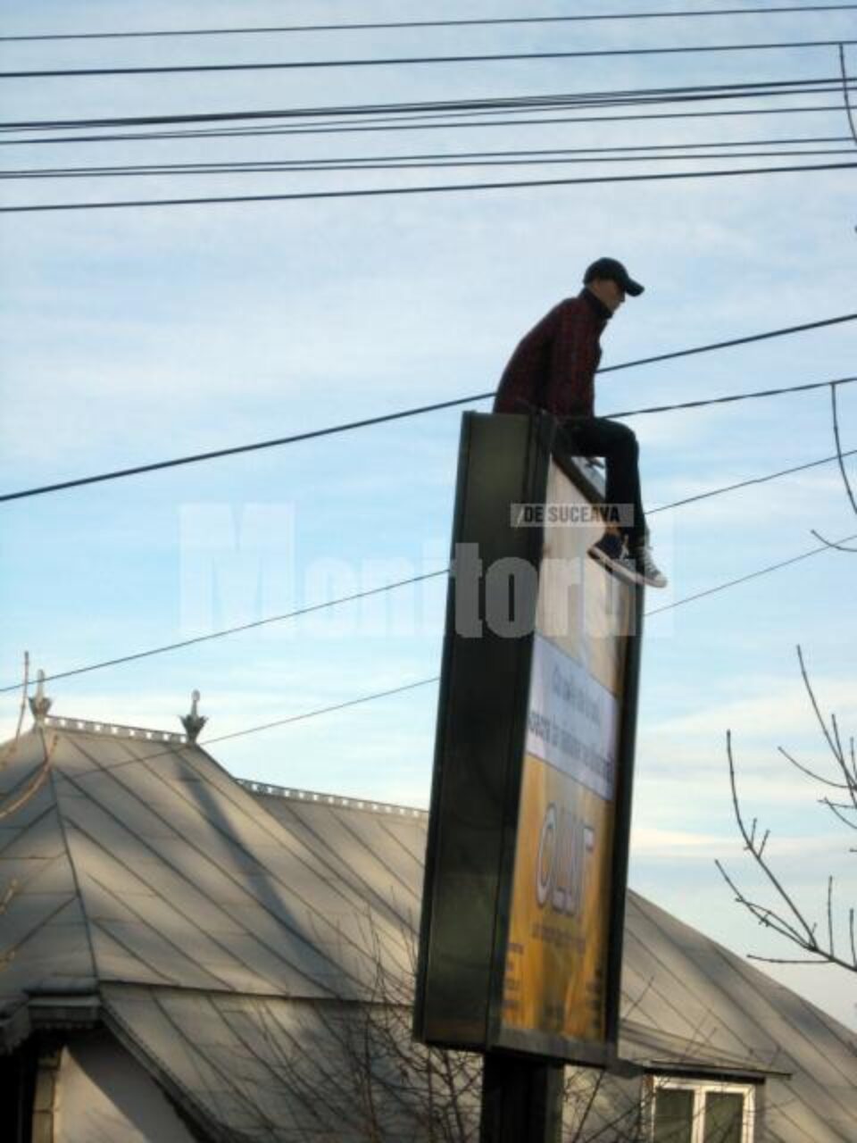 Manechinul publicitar a fost confundat cu un sinucigaș de doi șoferi, care au sunat la 112